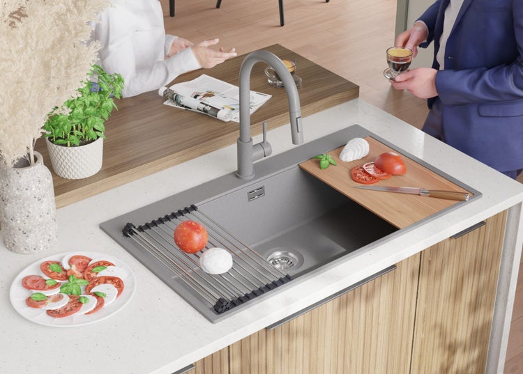 Küchenspüle aus Granit mit Abtropfgestell, Schneidebrett und Armatur in einer modernen Küche