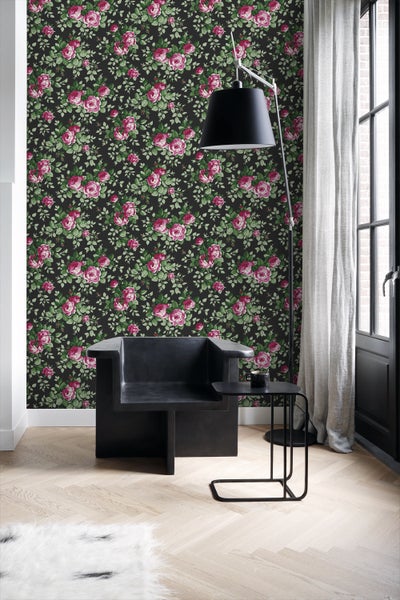 Wohnzimmer mit floraler Tapete, Sessel, Stehlampe und Beistelltisch