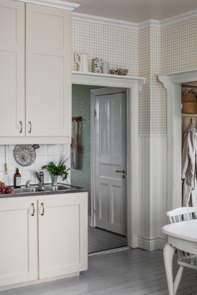 Blühender Hartriegelbaum mit Blättern und Beeren