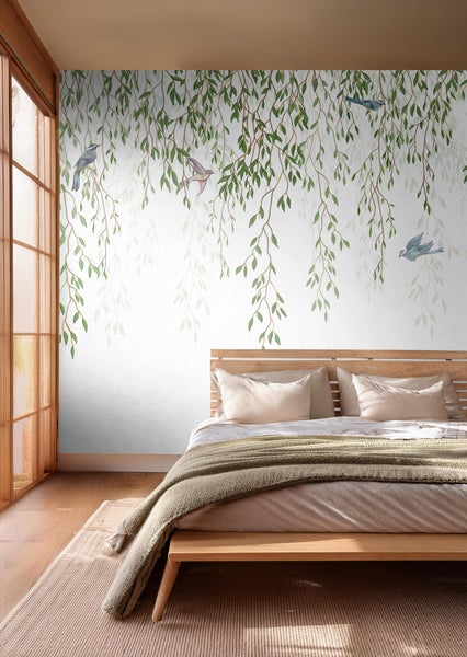 Schlafzimmer mit Wandtapete mit Blättern und Vögeln über einem Bett