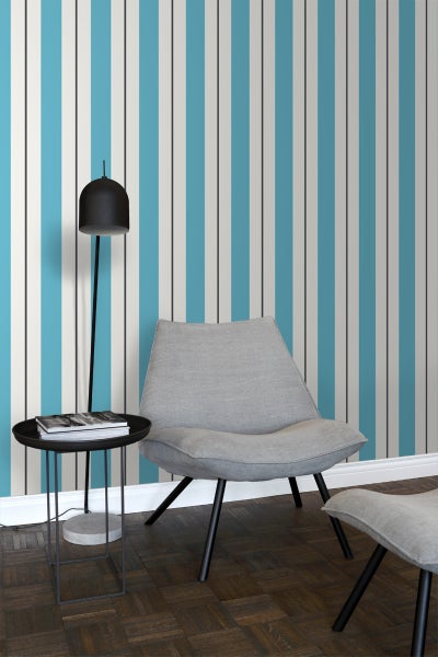 Wohnzimmer-Szene mit Sessel, Beistelltisch und gestreifter Tapete