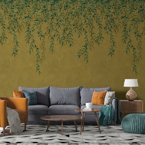 Wohnzimmer mit grauer Couch, Sessel, Couchtisch und gemusterter Tapete