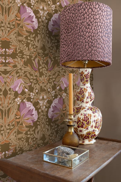 Dekorative Tischleuchte mit gemustertem Lampenschirm auf einem Holztisch