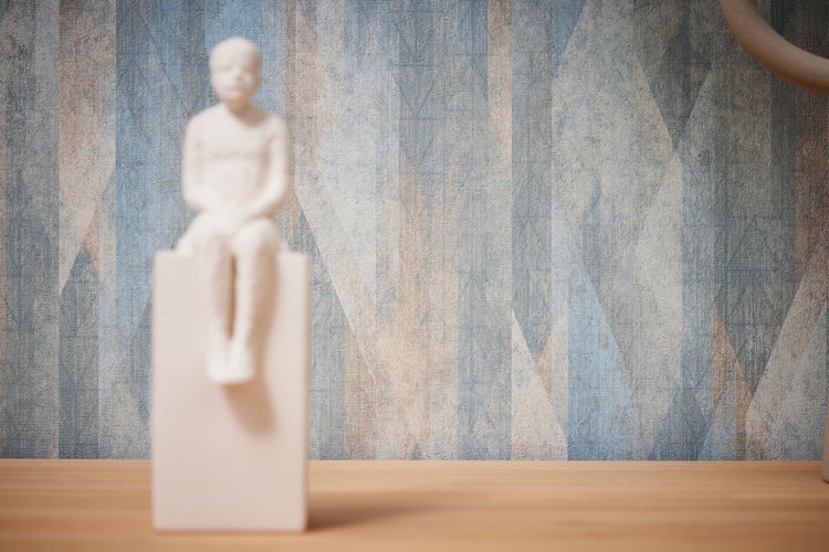 Einrichtungsidee mit Sesseln, Beistelltisch und Tapete mit Blättermotiv für ein stilvolles Ambiente.