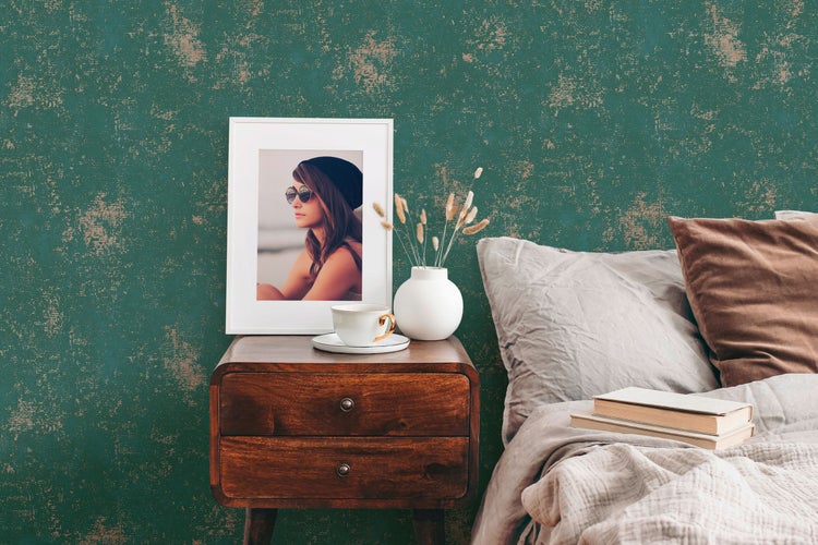 Schlafzimmer mit gemusterter Tapete, Nachttisch und Bett