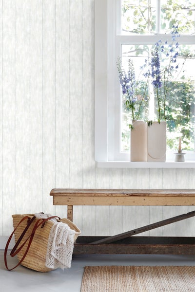 Heller Raum mit Holzvertäfelung Tapete, Holztisch und Dekoration