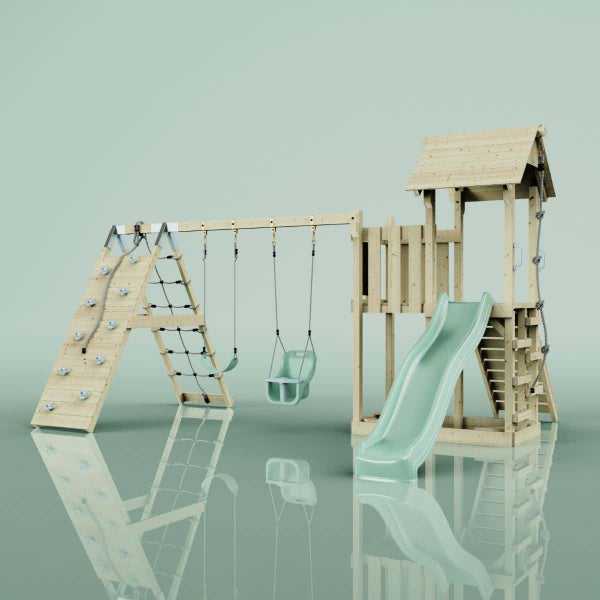 Spielturm aus Holz mit Rutsche, zwei Schaukeln, Kletterwand und Kletternetz.