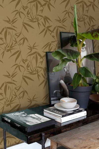 Dekorative Wand mit Bambusmuster neben Tisch mit Dekoartikeln