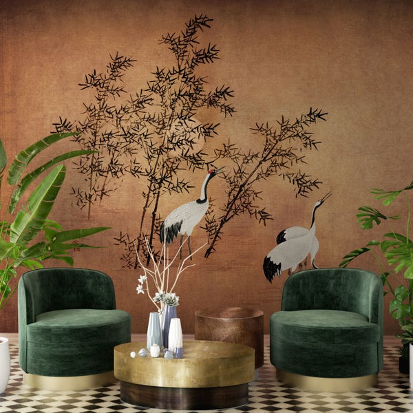 Stilvolles Wohnzimmer mit gemusterter Tapete, Sesseln und Couchtisch.