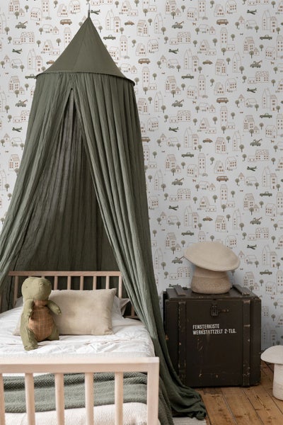Kinderzimmer mit Himmelbett, Spielzeug und Tapete mit Stadtmotiven