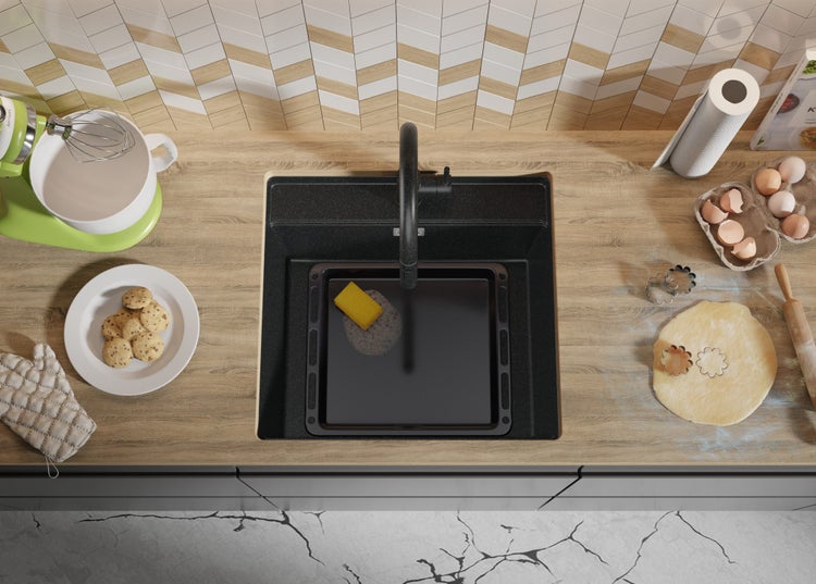 Küchenszene mit Spüle, Armatur, Küchenmaschine, Backutensilien und Lebensmitteln von oben