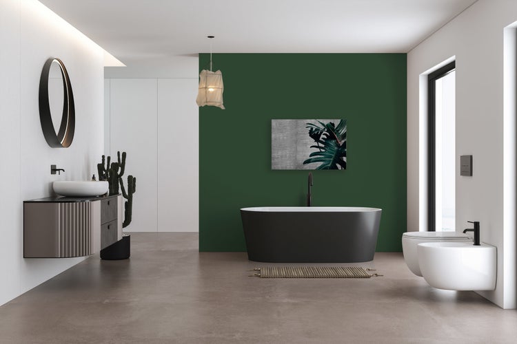 Modernes Badezimmer mit freistehender Badewanne, wandhängendem Waschtisch, wandhängender Toilette und Bidet vor einer dunklen Wand.