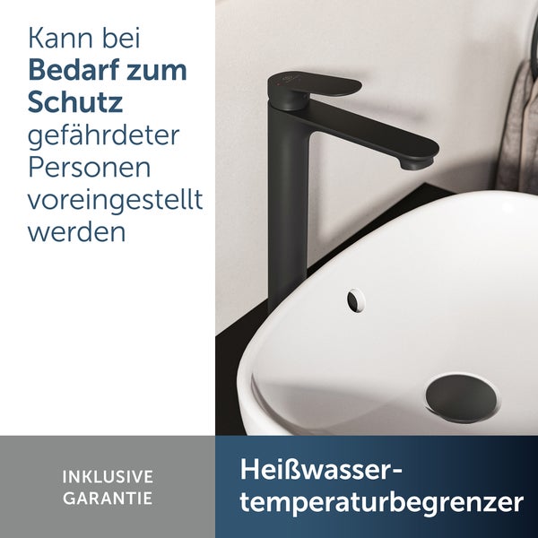 Schwarze Waschtischarmatur an einem Aufsatzwaschbecken mit integriertem Heißwassertemperaturbegrenzer als Schutz für gefährdete Personen.
