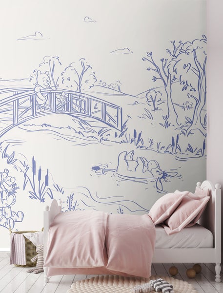Kinderzimmer mit Winnie Puuh Wandbild und weißem Bett