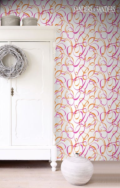 Raumansicht mit gemusterter Tapete, dekoriert mit einem Schrank, einem Kranz und einer Vase