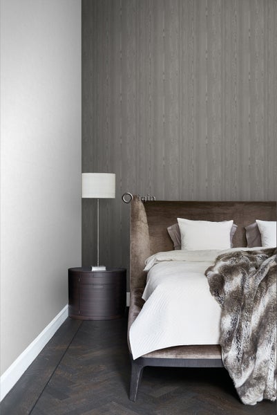 Schlafzimmer mit Bett, Nachttisch und Holzstruktur-Tapete für eine ruhige Atmosphäre.