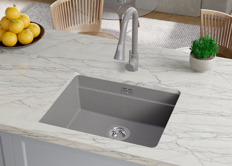 Spüle aus Stein mit Armatur eingebaut in eine Arbeitsplatte