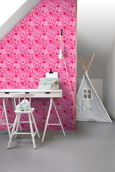 Kinderzimmer mit Schreibtisch, Stuhl, Spielzelt und Tapete mit Paisleymuster