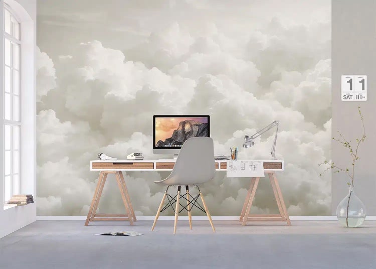Vlies-Fototapete mit Wolkenmotiv in einem hellen und organisierten Arbeitszimmer mit weißem Schreibtisch und grauem Stuhl.