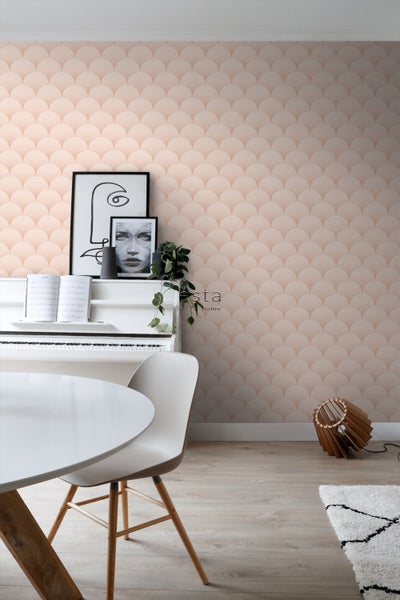 Wohnraum mit gemusterter Tapete, Klavier, Tisch und Stühlen für eine helle und freundliche Atmosphäre.