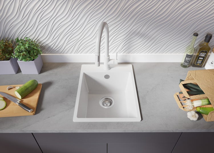 Küchenspüle mit Armatur auf einer Küchentheke mit Lebensmitteln