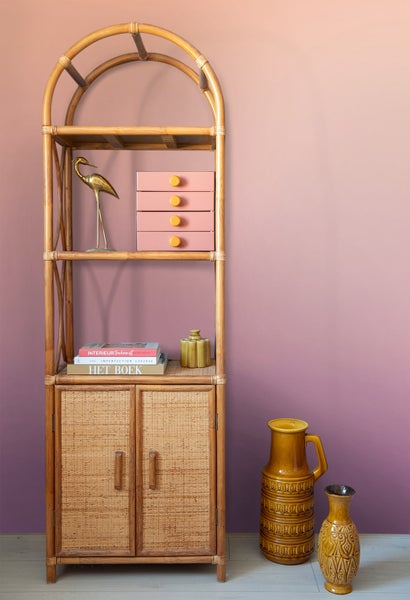 Bambusregal mit Dekoartikeln und Vasen