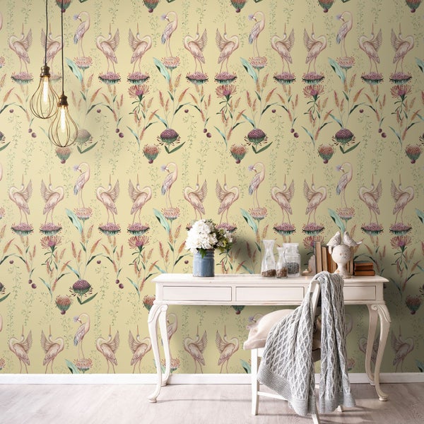 Dekoratives Interieur mit gemusterter Tapete, Schreibtisch und Stuhl.