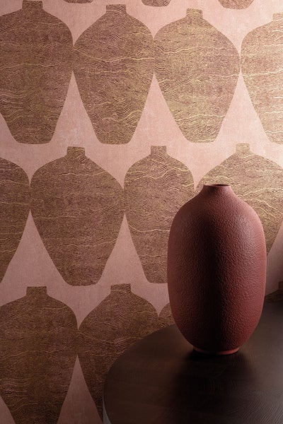 Dekorative Tapete mit Vasenmuster und farblich passender Vase auf einem Tisch