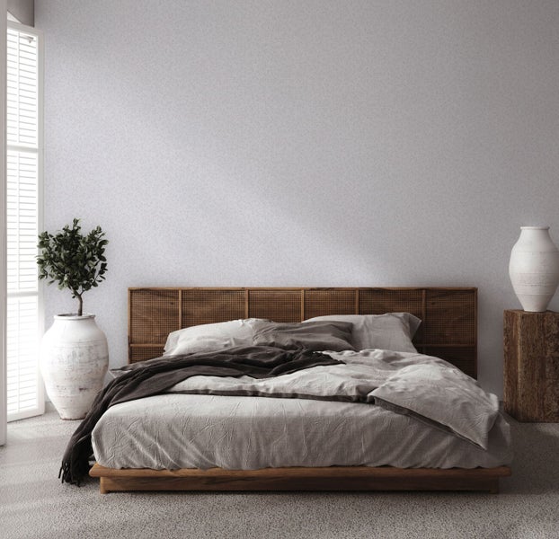 Schlafzimmer mit Bett, Nachttisch und Dekoration