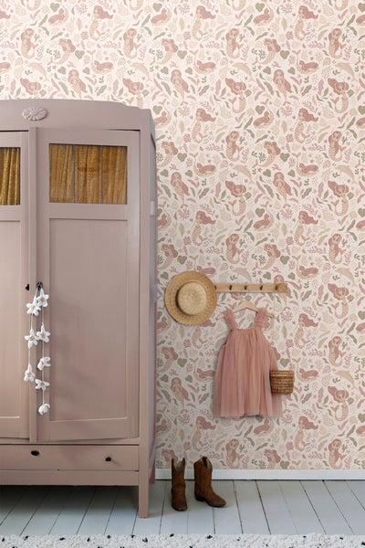 Zimmer mit Tapete mit Meerjungfrauenmuster, Kleiderschrank, Kleid, Hut und Stiefeln