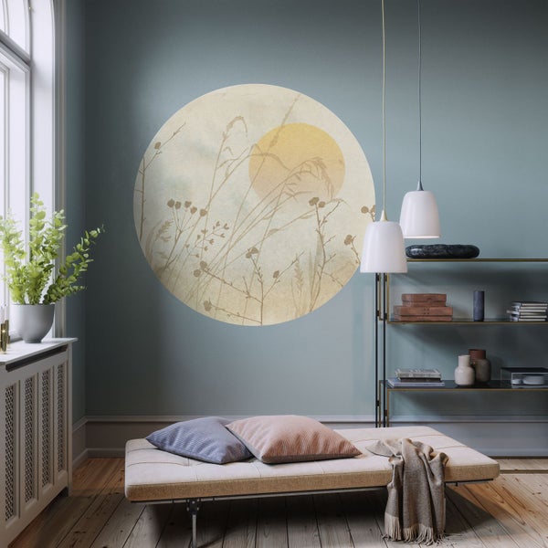Wohnzimmer mit Wandbild mit Pflanzenmotiv, Liege mit Kissen und Regalen
