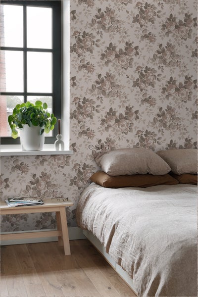 Schlafzimmer mit Rosenmuster-Tapete, Bett und Beistelltisch