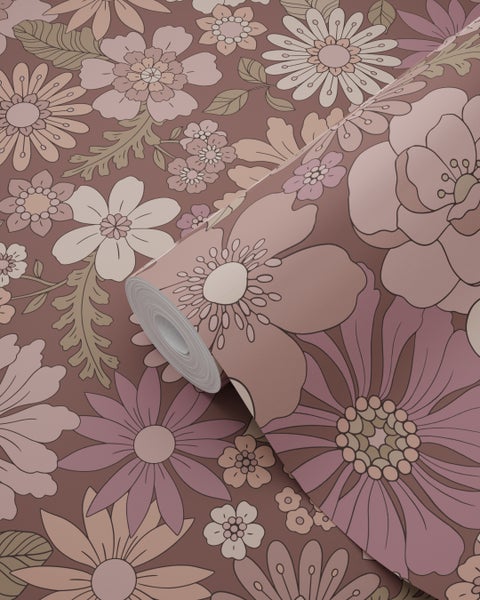 Heller Raum mit floral gemusterter Tapete, Kaminofen und Esstisch