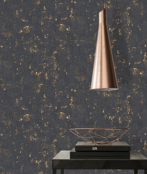 Kind schläft in Hängematte mit Holzrahmen