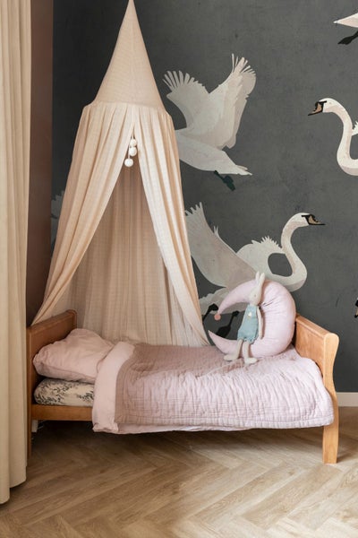 Kinderzimmer mit Himmelbett und Schwanentapete