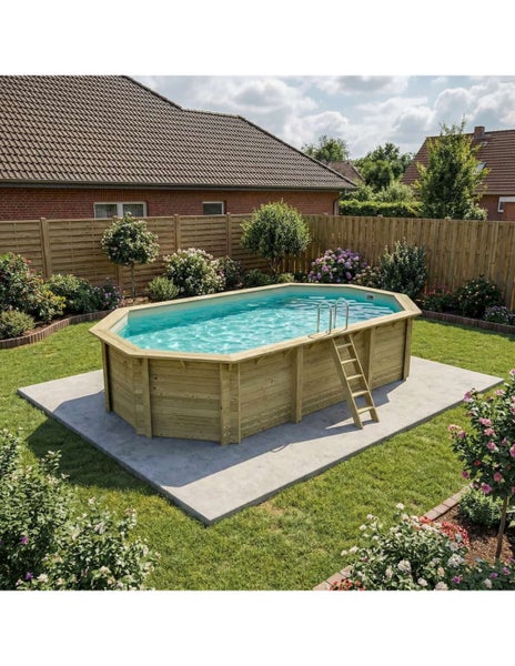 Holzpool im Garten mit Leiter und Wasser