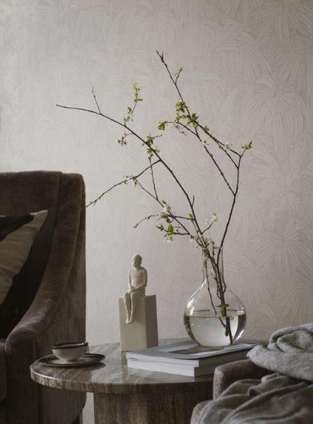 Astilbe Pflanze mit roten Stängeln und Knospen im Garten