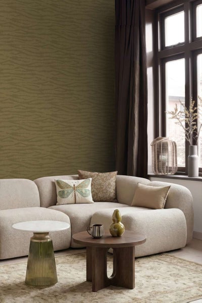 Wohnzimmer mit Vliestapete mit wellenförmigem Strukturmuster an der Wand und einem modernen beigen Sofa sowie einem Holztisch.