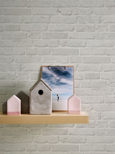 Nahaufnahme von dunkelvioletten Schwertlilien im Garten