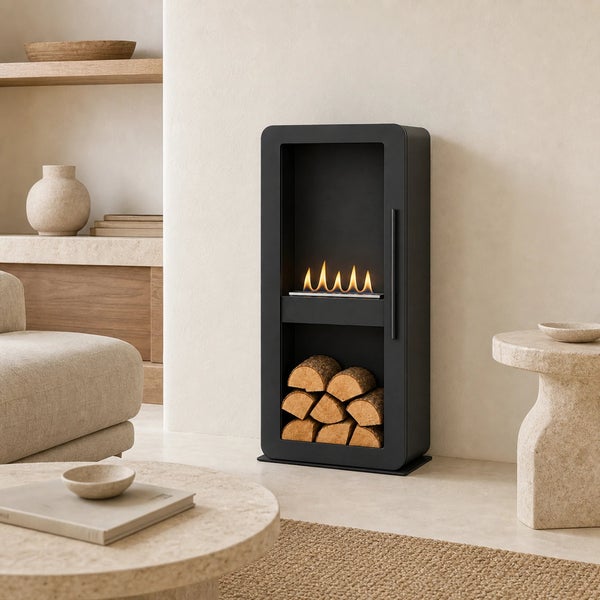 Moderner Ethanolkamin in einem Wohnzimmer mit Brennholzfach und sichtbarer Flamme.