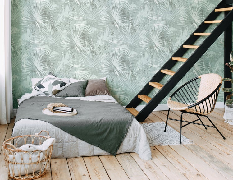 Helles Schlafzimmer mit Bett, Leiter, Stuhl und Dekoration