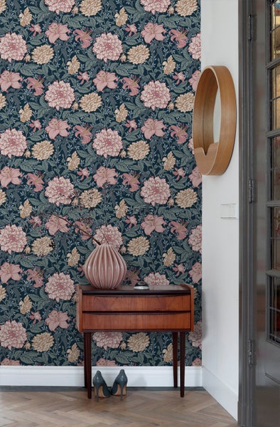 Raumszene mit floraler Tapete, Kommode und Spiegel