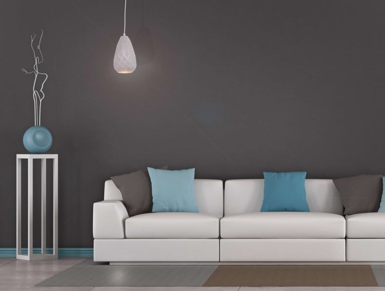 Wohnzimmer mit Sofa, Kissen, Lampe und Dekoration