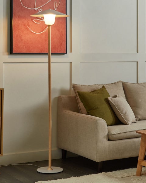 Gartensitzgruppe mit ovalem Tisch und sechs Klappstühlen mit Polsterauflagen auf einer Terrasse.