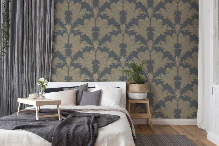 Wohnzimmer mit grauer Tapete mit Palmenmuster, grauem Sofa und weißem Beistelltisch