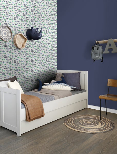 Kinderzimmer mit Bett, Wanddekoration und Teppich