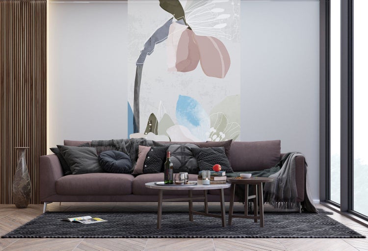 Wohnzimmer mit Sofa, Couchtisch und Wandbild mit Blumenmuster