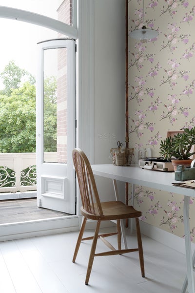 Heller Raum mit Schreibtisch, Stuhl und blumiger Tapete