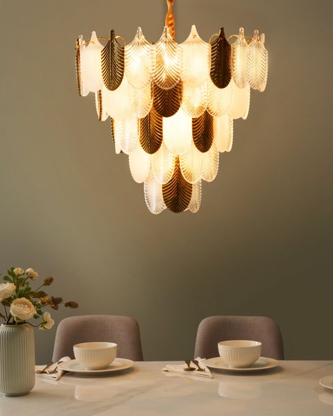 Esstisch mit Geschirr und dekorativer Blatt-Hängeleuchte