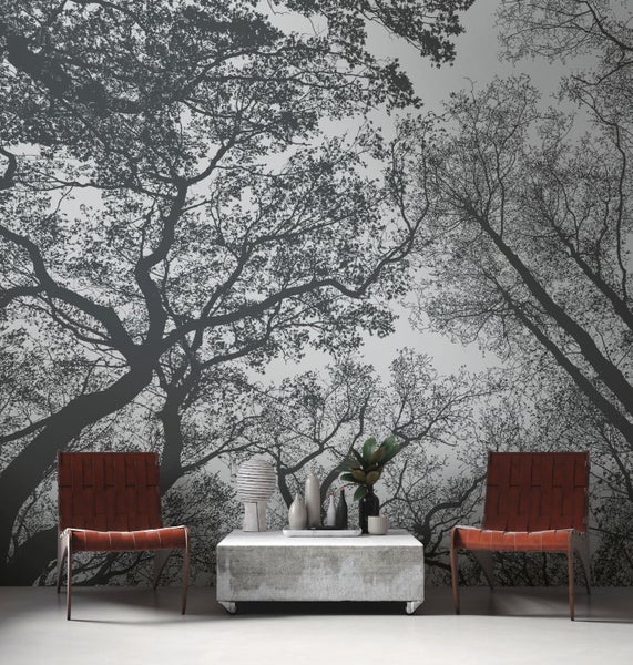 Wohnraum mit Baum Tapete, zwei Stühlen und einem Couchtisch